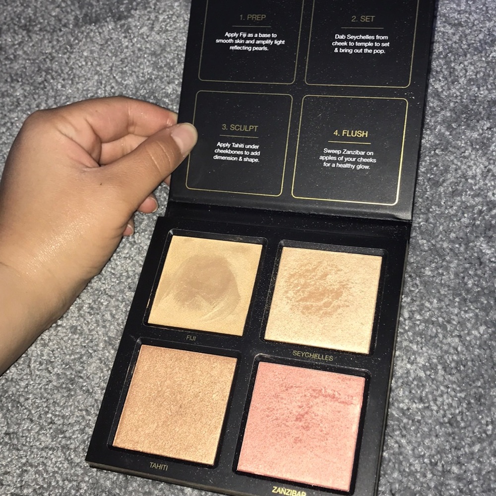 huda beauty 3D highlighter palette in golden sand